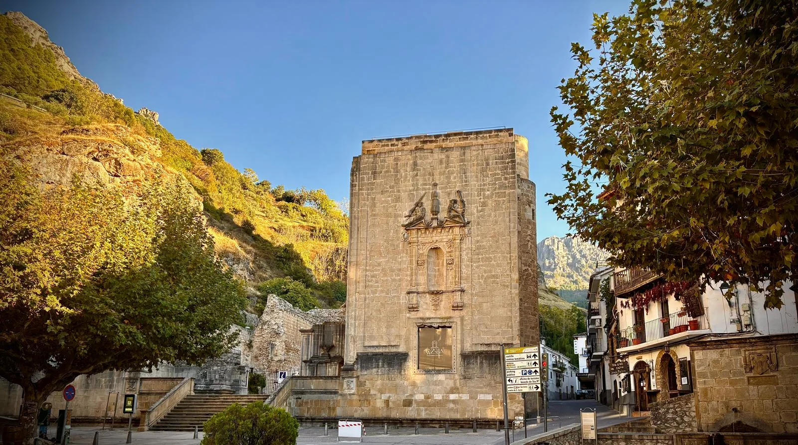 Plaza de Santa María - Hoteles en Cazorla